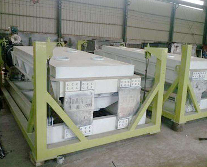 哪些因素會影響平面篩的篩選過程？