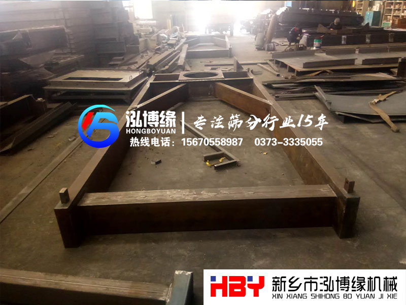 使用平面回轉(zhuǎn)篩時，應在開關(guān)機器時對機械再次檢查一下